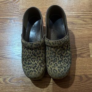 DANSKO women’s leopard clogs